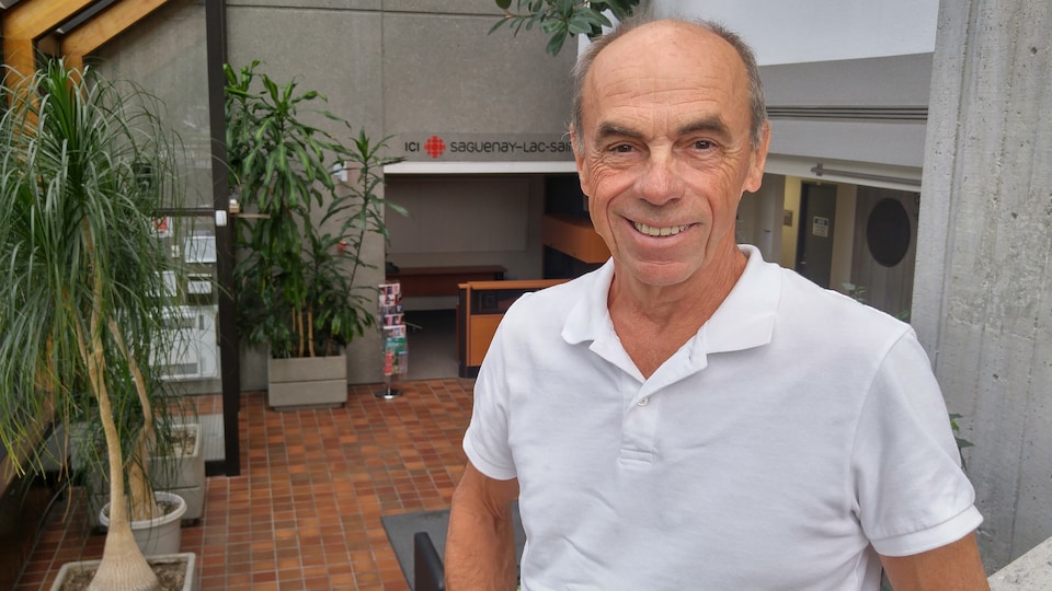 Denis Trottier se trouve dans l'entrée du bâtiment de Radio-Canada, à Saguenay.