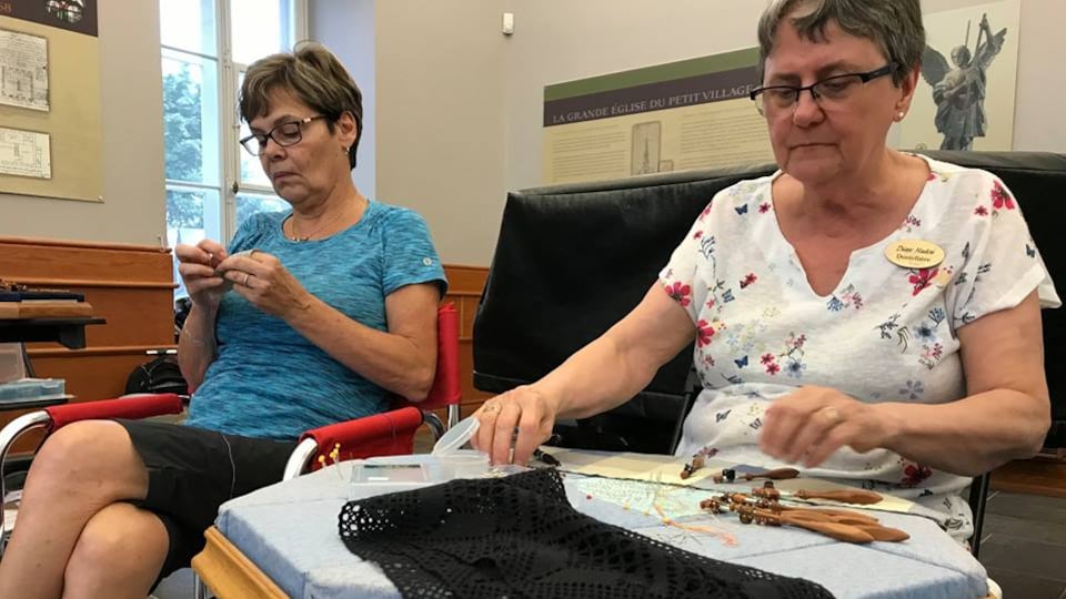 Deux femmes pratiquent la broderie