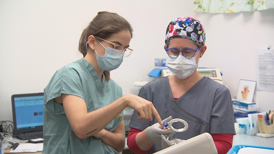 Deux dentistes travaillent dans une clinique.