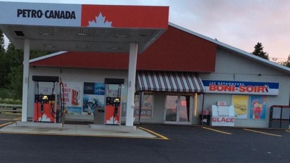 Façade extérieure du dépanneur Boni Soir de Baie-Trinité, Côte-Nord