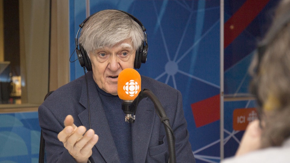 Alain Stanké au studio 17 de Radio-Canada, à Montréal, le 28 janvier 2018