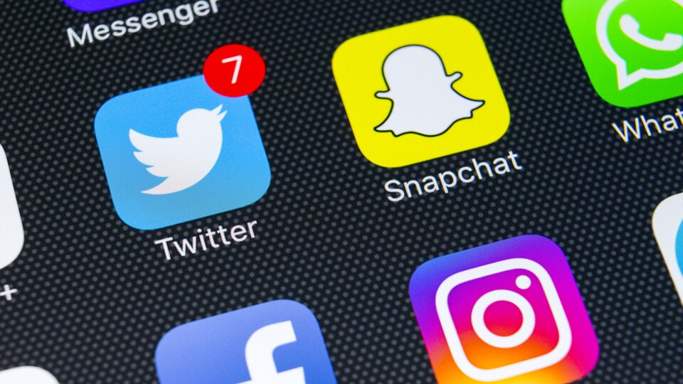 Des icônes d'applications sont visibles sur un iPhone X.