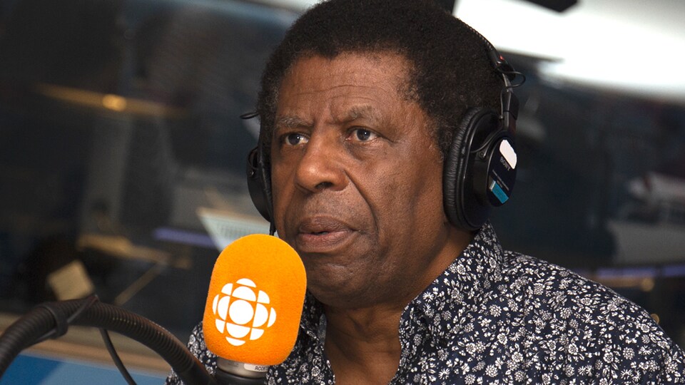 Danny Laferrière répond aux questions de Franco Nuovo au studio 17 de Radio-Canada, à Montréal, le 3 juin 2018.