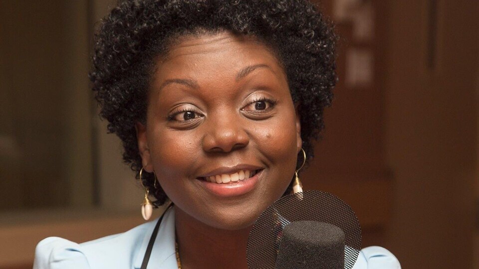 La femme d'affaires Déborah Chèrenfant sourit au micro d'ICI Première pendant une entrevue.