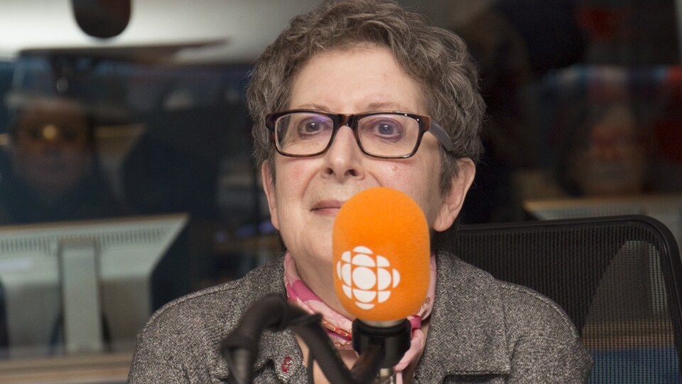Lise Bissonnette répond aux questions de Franco Nuovo au studio 17 de Radio-Canada, à Montréal, le 18 mars 2018.