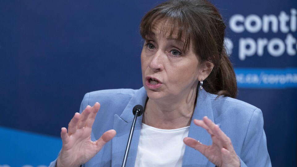 Nathalie Roy parle en conférence de presse.
