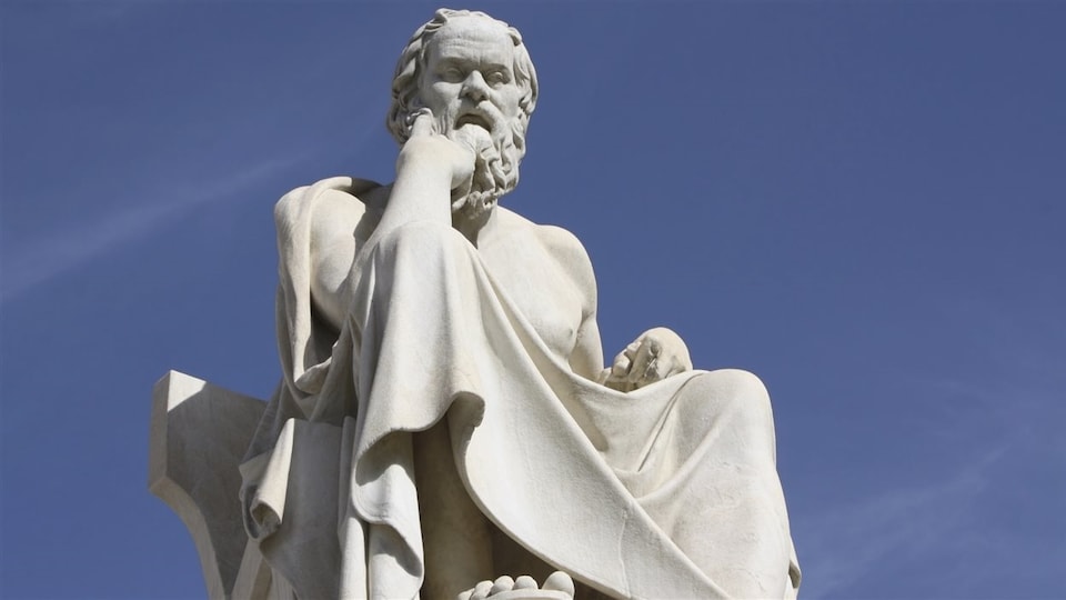 Une statue de Socrate à Athènes, en Grèce