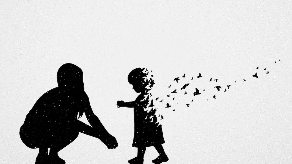 Image conceptuelle d'une mère accroupie devant une enfant dont la silhouette disparaît sous forme d'oiseaux qui prennent leur envol.  