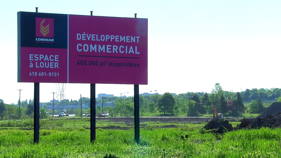 Affiche annonçant un développement commercial à Québec.