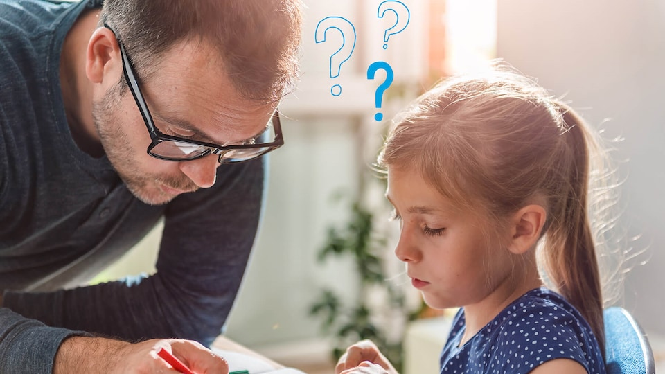 Un père aide sa fille dans ses devoirs
