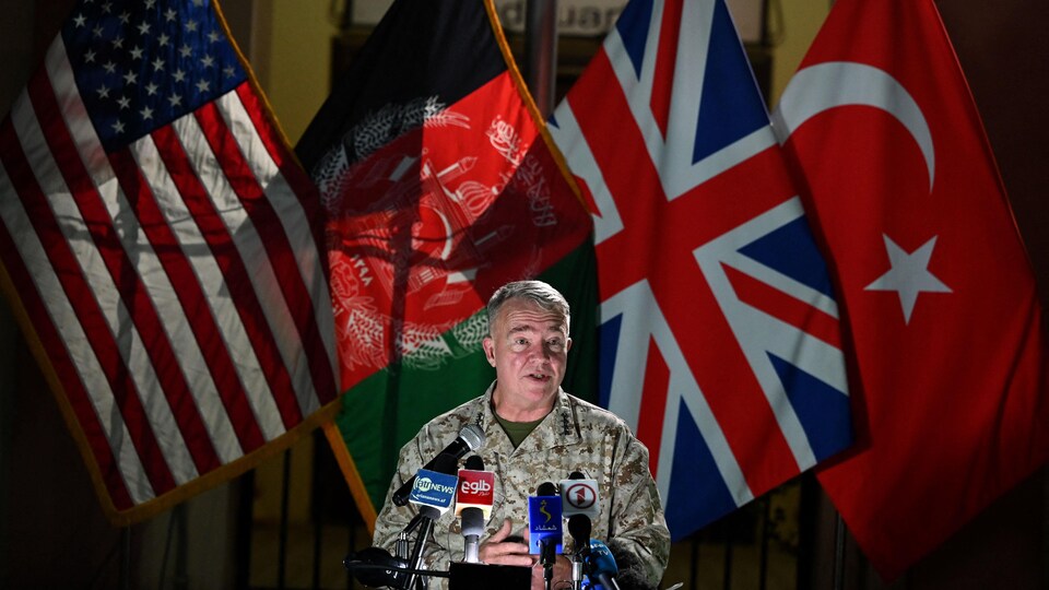 Le général Kenneth McKenzie en point de presse.