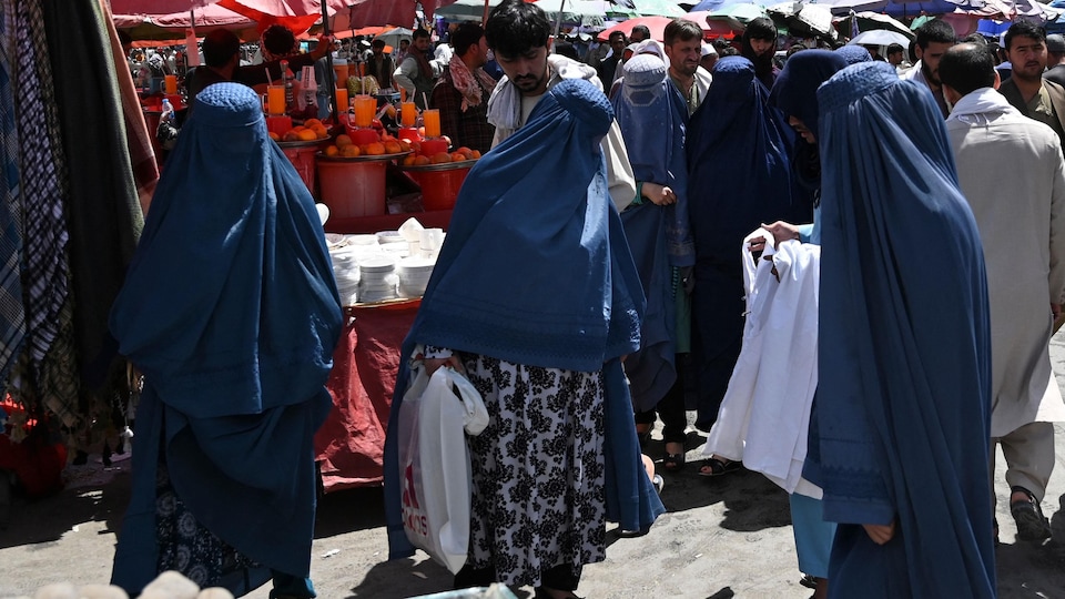 Des femmes portant la burqa dans un marché public de Kaboul, en Afghanistan, le 28 août 2021.