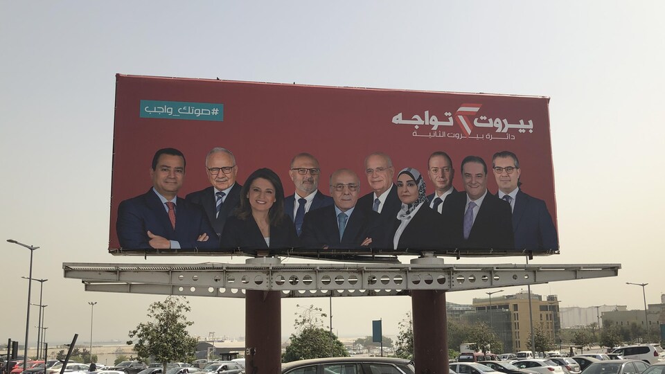 Une affiche électorale au Liban sur laquelle on voit deux femmes candidates et huit hommes candidats.
