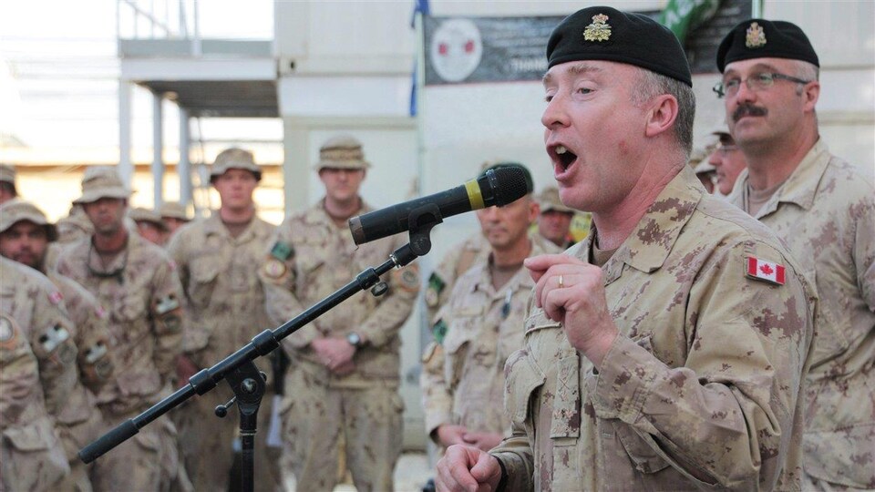 Un commandant en chef de l'armée canadienne s'adressant à des militaires Canadiens de la base aérienne de Kandahar en Afghanistan, le 11 mai 2011