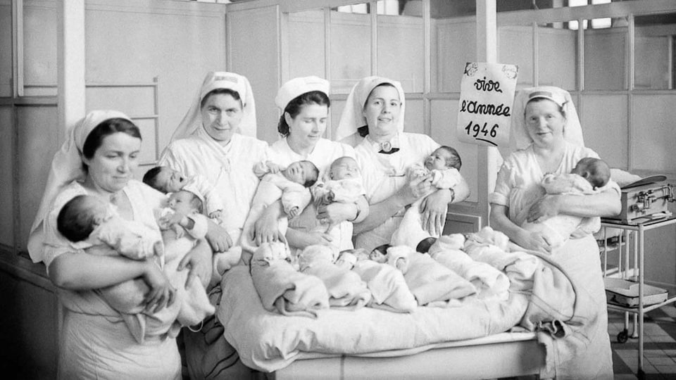 Des infirmières avec plusieurs bébé dans une pouponnière d'un hôpital à Paris en 1946 