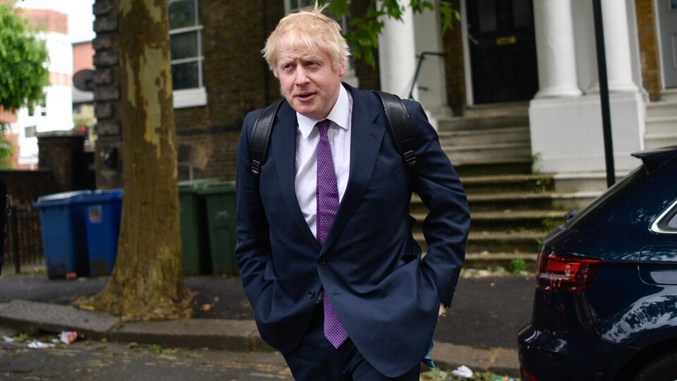 Boris Johnson transportant un sac à dos dans les rues de Londres.