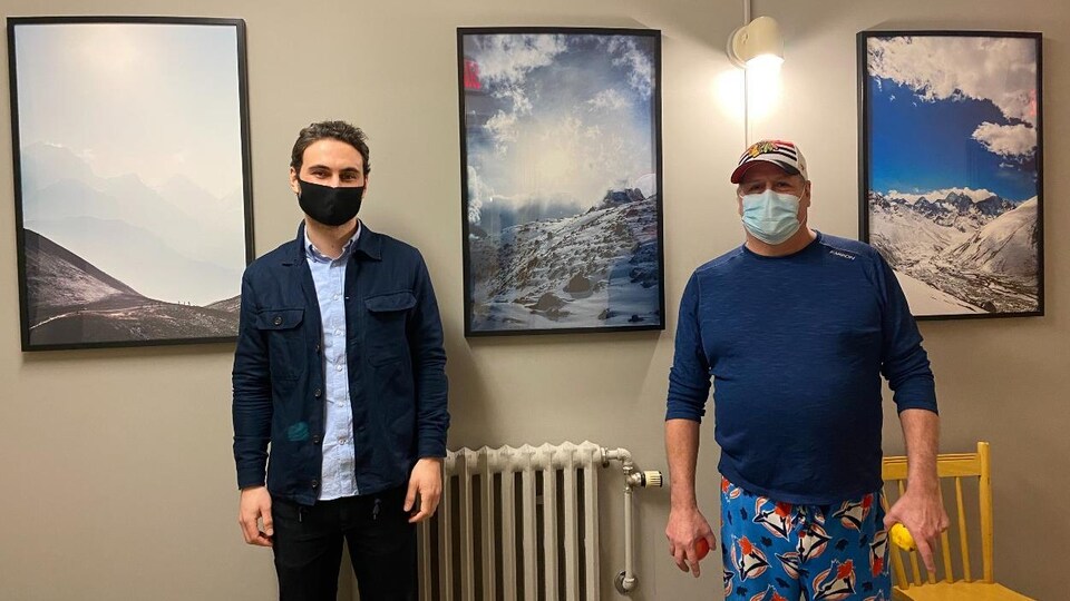 2 hommes devant 3 photos de l'Everest