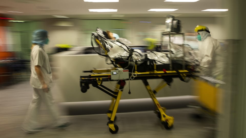Une civière d'ambulance dans un hôpital.