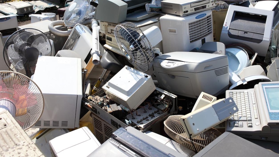 Des déchets électriques et électroniques jetés pêle-mêle.