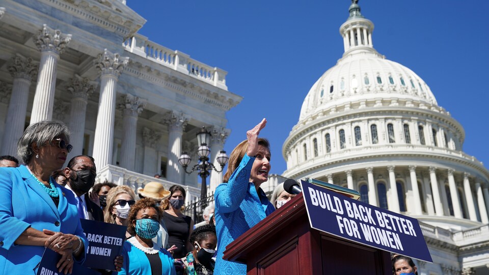 La présidente de la Chambre des représentants, Nancy Pelosi (D-CA), tient une conférence de presse sur le plan « Build Back Better » pour les femmes au Capitole des États-Unis à Washington.