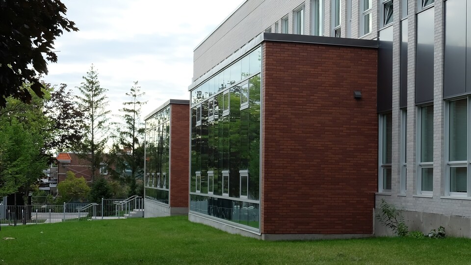 Entrée de l'école primaire Sainte-Bibiane, à Montréal.