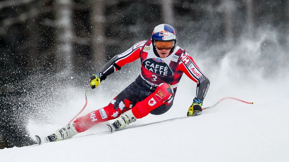 Un skieur en plein mouvement