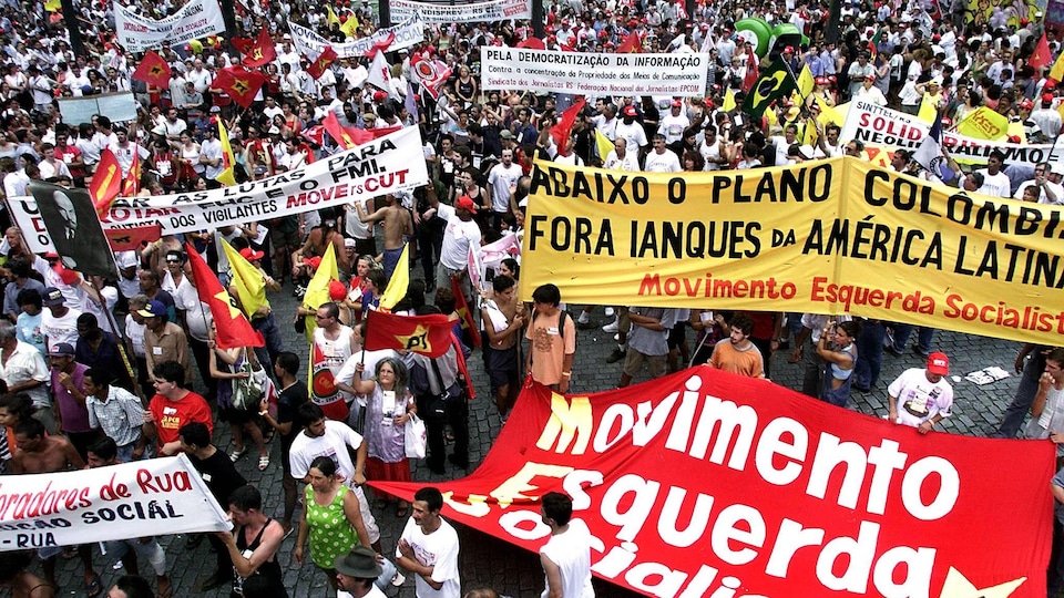 Des manifestants marchent à Porto Alegre, au Brésil, le 25 janvier 2001, lors de l’ouverture du 1er Forum social mondial