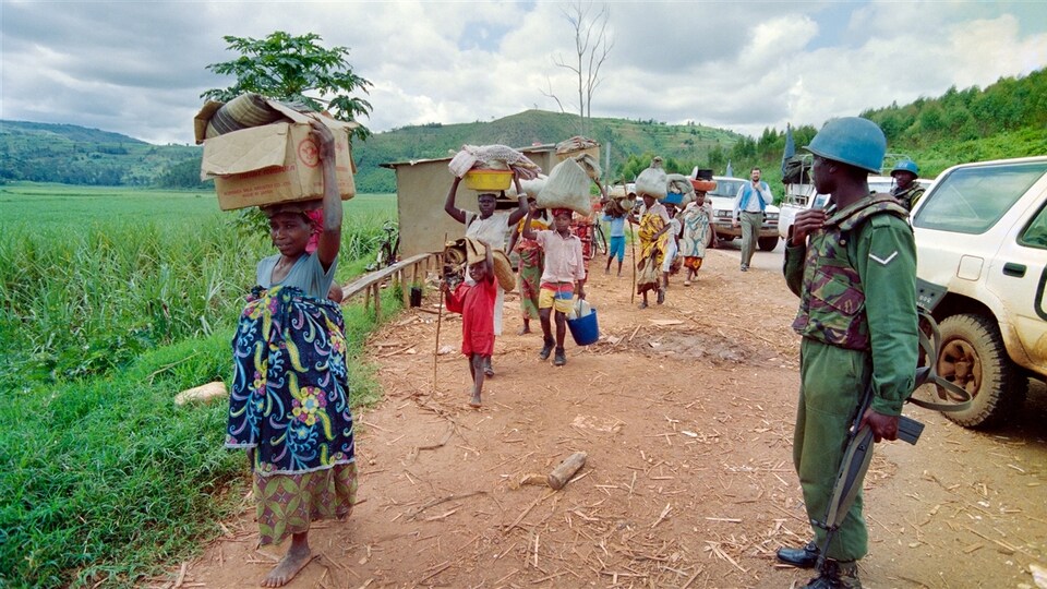 Des réfugiés rwandais fuyant Kigali durant la guerre civile, le 11 mai 1994.