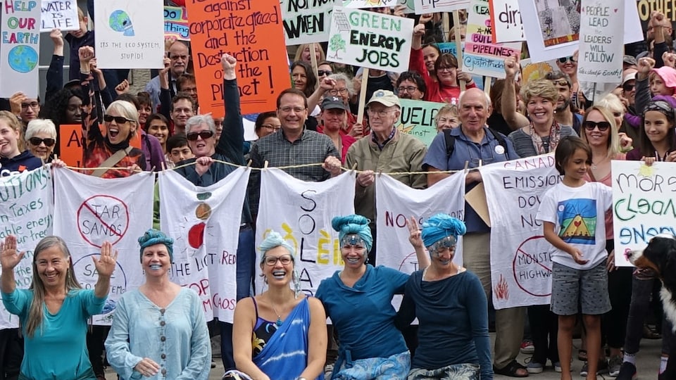 Des manifestants réunis sur les marches du vieil hôtel de ville de Guelph pour la journée Rise for Climate, un événement planétaire. Au centre de la photo, avec une chemise à carreaux verte, Mike Schreiner, le premier député vert à siéger au Parlement ontarien.