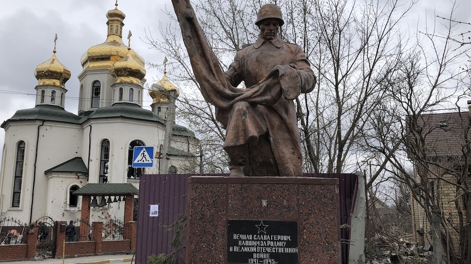Statue en mémoire de la 2e guerre mondiale à Irpin en Ukraine.