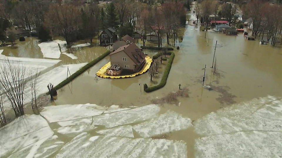 Vue aérienne des inondations à Rigaud