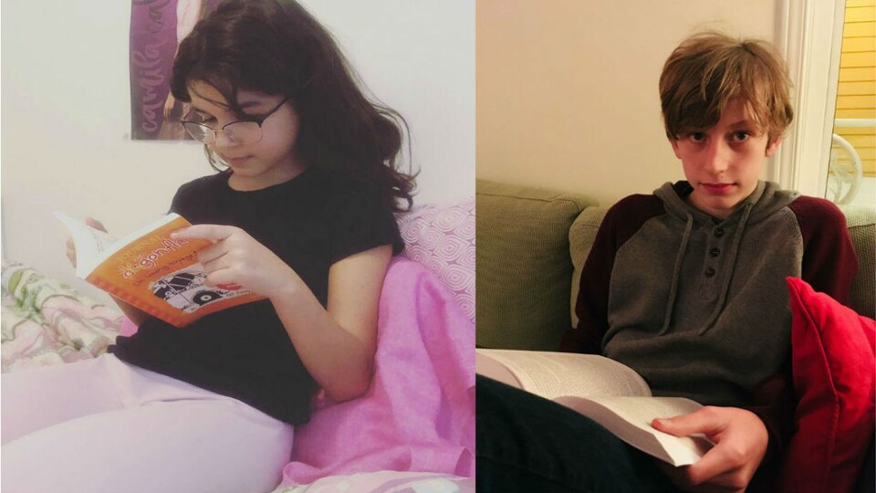 Une jeune fille et un jeun garçon avec un livre chaque