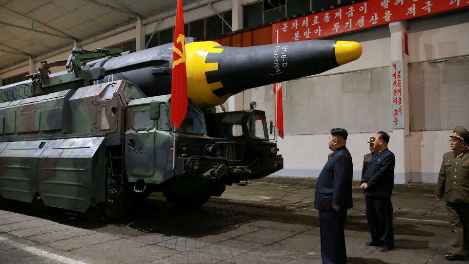Cette photo non datée fournie par l'agence de presse officielle de la Corée du Nord montre le dirigeant Kim Jong-un en train d'inspecter un missile.