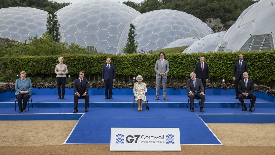 (g à d)La chancelière allemande Angela Merkel, la commissaire européenne Ursula von der Leyen, Le président français Emmanuel Macron, Le premier ministre du Japon Yoshihide Suga, La reine Elizabeth II, Le premier ministre du Canada Justin Trudeau, Le premier ministre britannique Boris Johnson, Le premier ministre de l’Italie Mario Draghi, le président du Conseil européen Charles Michel et le président des États-Unis Joe Biden à l’ouverture du G7 à Cornwall en Angleterre.