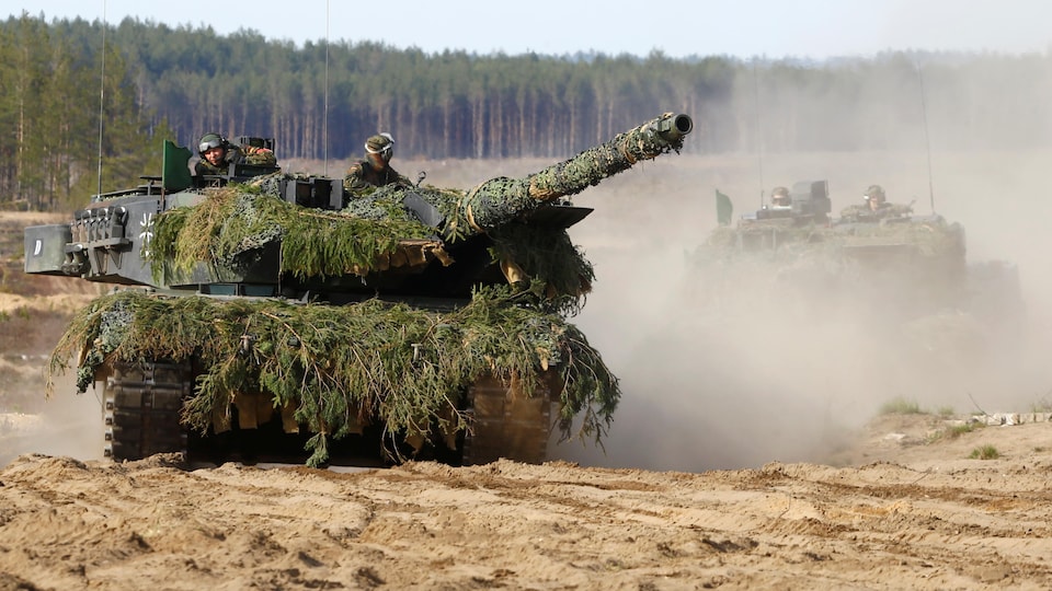 Deux chars d'assaut de type Leopard 2.