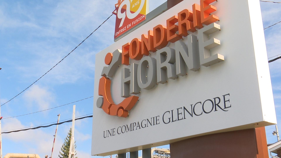 L'affiche à l'entrée de la Fonderie Horne indique «une compagnie Glencore».