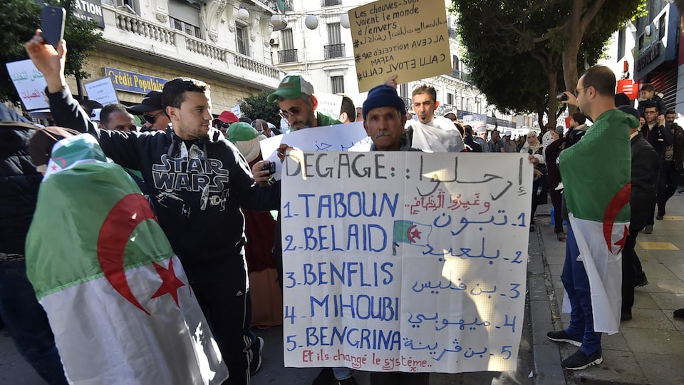 Des manifestants à Alger, en Algérie contre la tenue de la présidentielle du 12 décembre prochain.