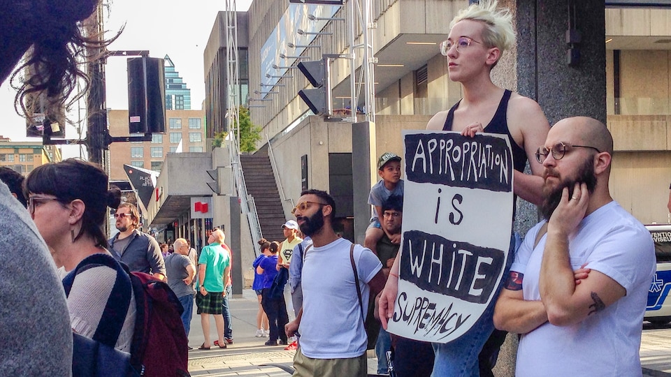 « L'appropriation, c'est une suprématie blanche », lit-on sur la pancarte d'une manifestante, le 26 juin 2018, la veille de la première médiatique de «SLAV».