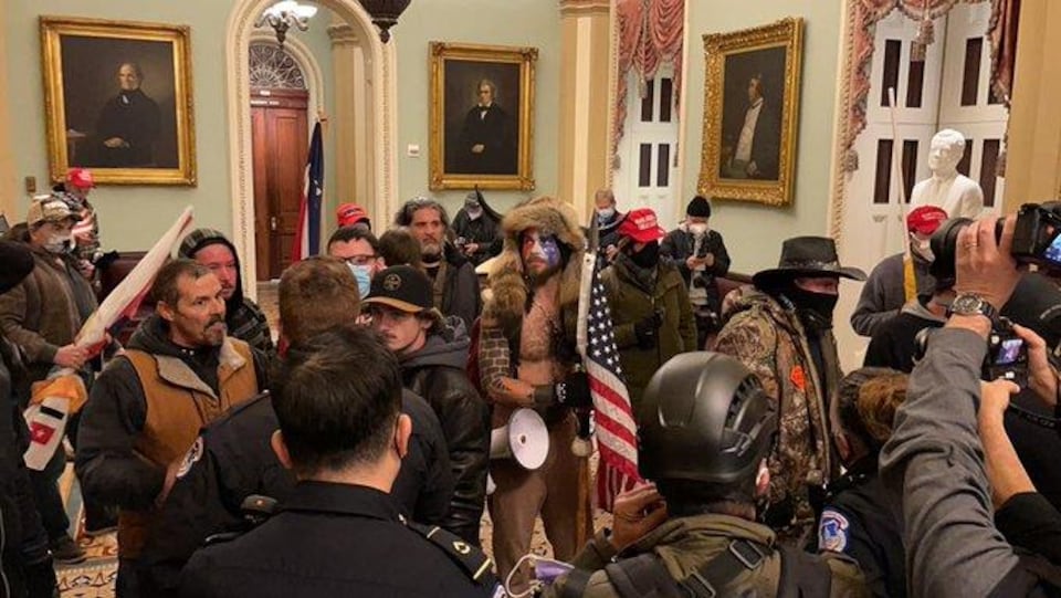 Un groupe de manifestants se tient dans un corridor.