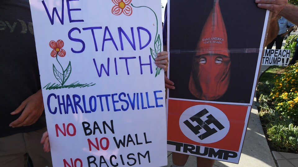 Pancarte où l’on peut y lire : En appui à Charlottesville, non à l’interdiction de vol, non au mur, non au racisme.