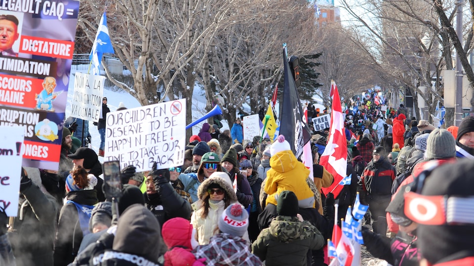 Des centaines de manifestants circulent dans les rues du centre-ville de Québec. 