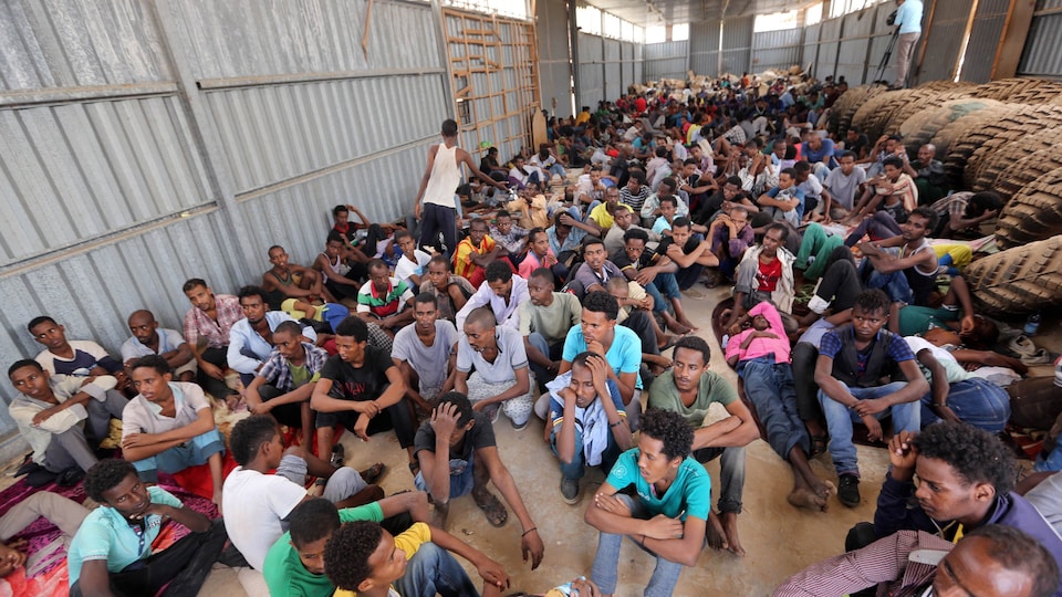 Des migrants d'Afrique subsaharienne se reposent à l'intérieur d'un centre de détention à Tripoli, la capitale de la Libye, le 9 juin 2015.