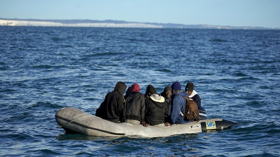 Neuf migrants dérivent dans la Manche après une panne de leur moteur hors-bord à Douvres, en Angleterre.