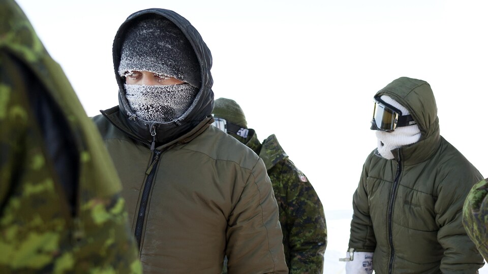 Des soldats vêtus très chaudement