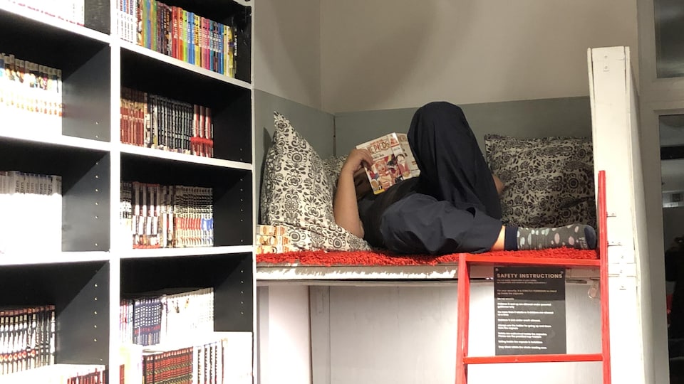 Un jeune lit couché dans un lit étage dans une librairie