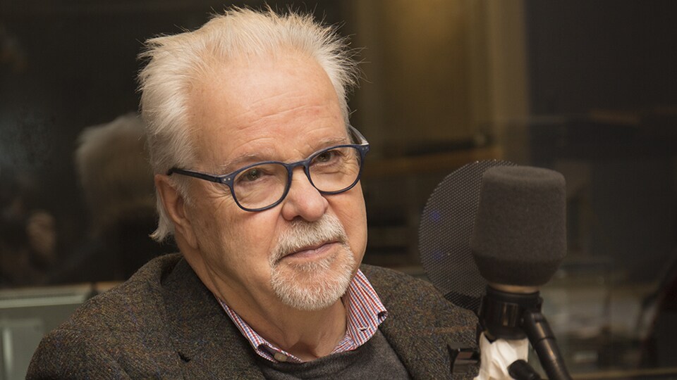 Paul Bélanger au studio 91 de Radio-Canada, à Montréal, le 10 décembre 2017