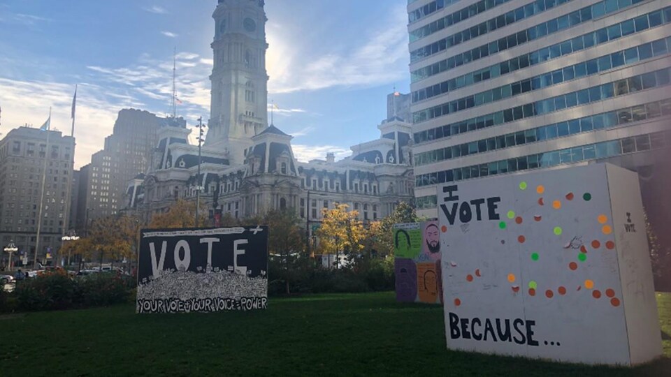Les murales de « to the polls » une initiative artistique qui encourage le vote dans le Love Park, tout près de l’hôtel de ville de Philadelphie