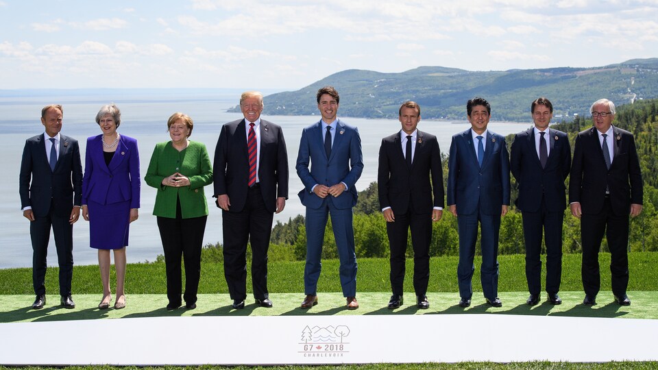 De gauche à droite : le président du Conseil européen Donald Tusk, la première ministre britannique Theresa May, la chancelière allemande Angela Merkel, le président américain Donald Trump, le premier ministre canadien Justin Trudeau, le président français Emmanuel Macron, le premier ministre japonais Shinzo Abe, le premier ministre italien Giuseppe Conte et le président de la Commission européenne Jean-Claude Juncker