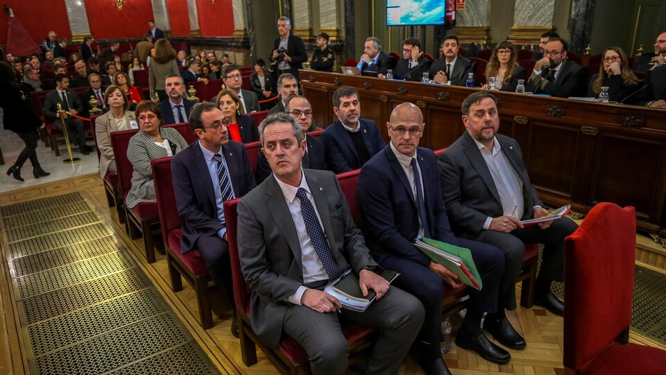 Les douze anciens dirigeants indépendantistes catalans lors du début de leur procès pour rébellion et sédition