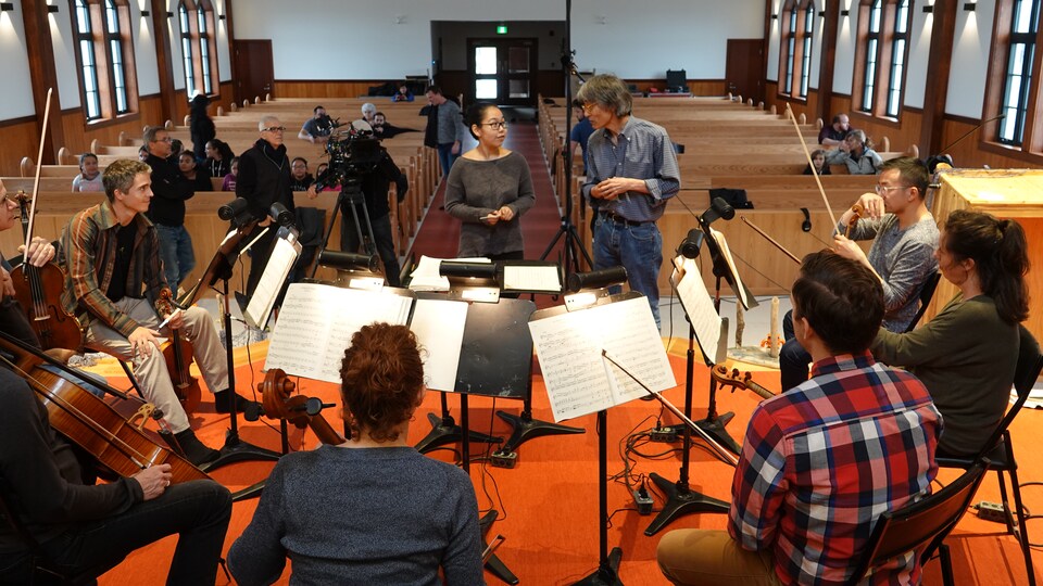 Kent Nagano et ses musiciens dans une église à Kuujjuarapik avec Susie Qulliq Inukpuk Thomassie, une jeune élève qui prendra la relève, le temps d'une répétition.